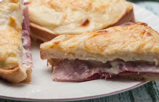 Croque-monsieur em um prato