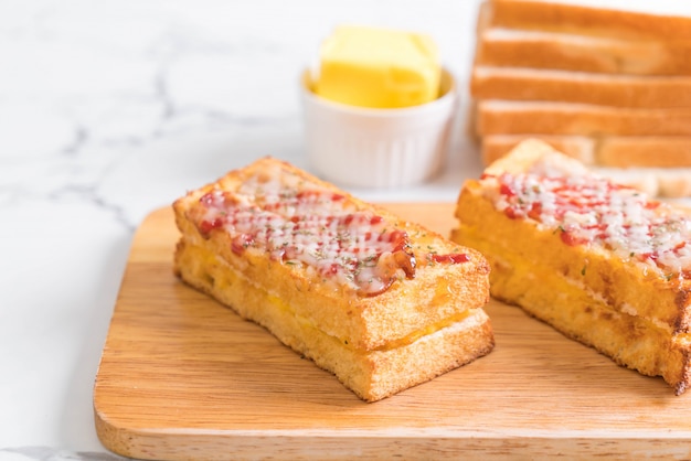 Croque Monsieur Speck und Ei Sandwich