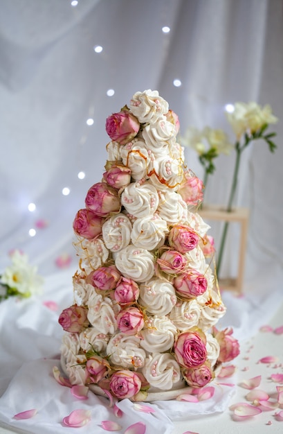 Croquembouche zefir com flores rosa. Árvore de Natal de Marshmallow