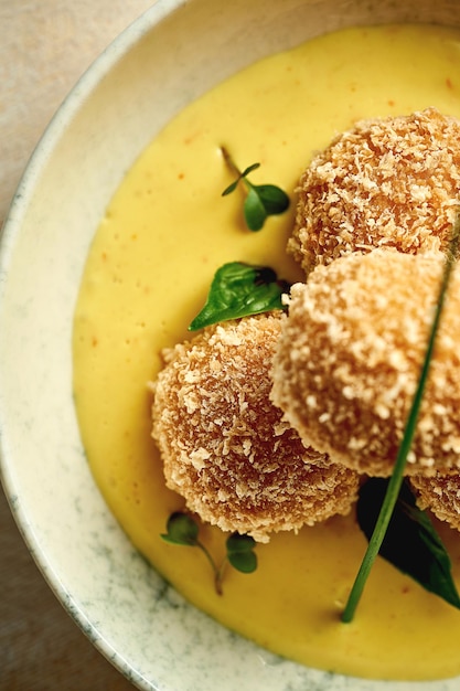 Croqueta con camarones en salsa de queso Enfoque selectivo de primer plano