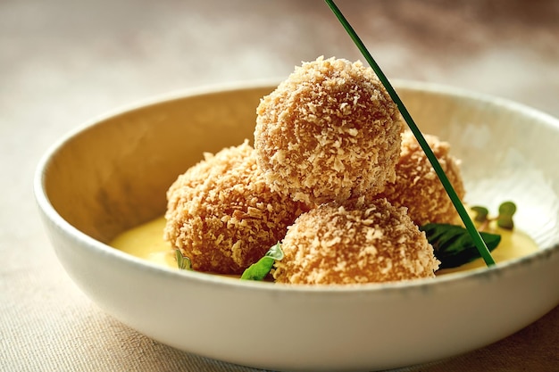 Croqueta con camarones en salsa de queso Enfoque selectivo de primer plano