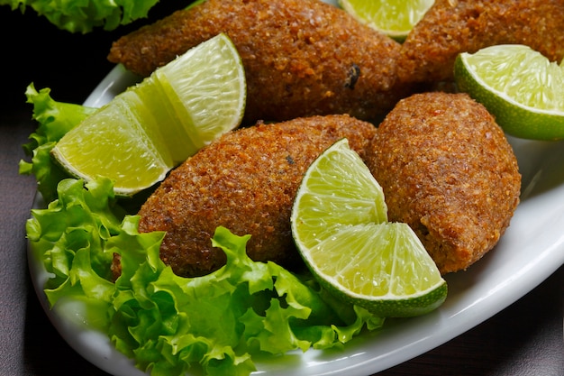 Foto croqueta frita con limón, quibe