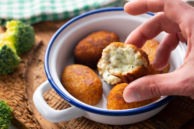 Croquetas de brócoli y queso parmesano.