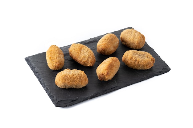 Croquetas fritas españolas tradicionales aisladas en fondo blanco