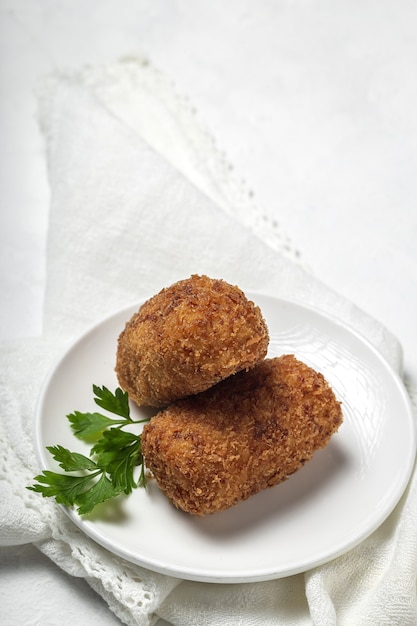 Croquetas de jamón caseras. Comida tipica española