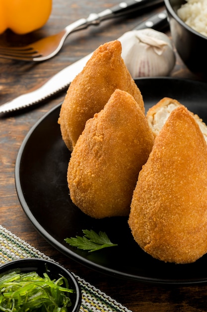 Foto croquetas de pollo en plato alto ángulo