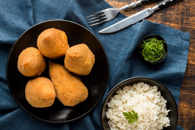 Foto croquetas de pollo vista superior en plato