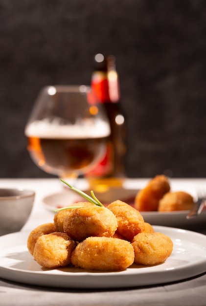 Croquetas de tapas, snack tradicional español o francés con cerveza