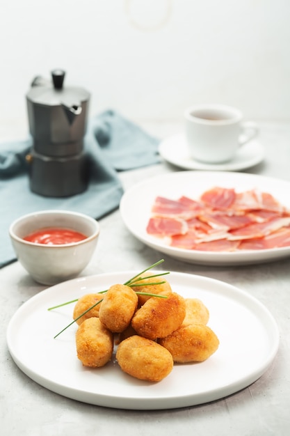 Croquetas de tapas, snack tradicional español o francés