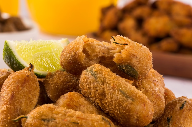 Croquetas de ternera frita brasileña en la mesa