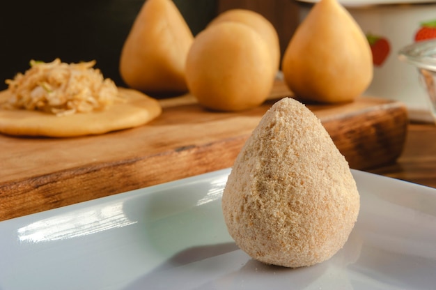 Croquete brasileiro cru (coxinha de frango) - close-up