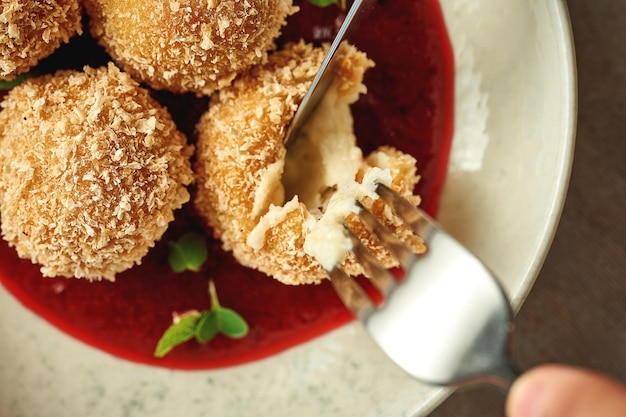 Croquete com queijo em molho de cranberry Closeup foco seletivo