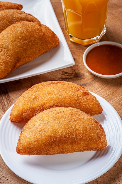 Croquete de carne frita com molho de pimenta e suco de laranja aperitivo brasileiro