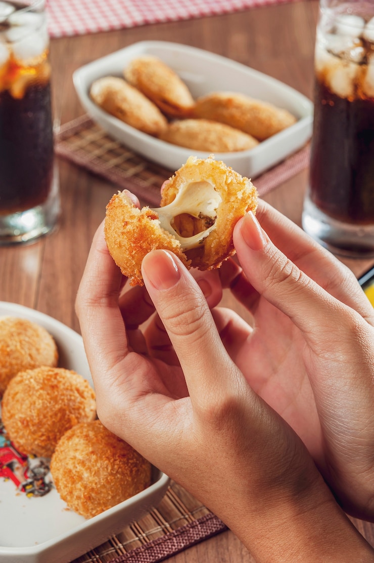 Foto croquete de queijo frito com aperitivo brasileiro