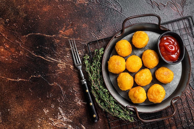 Croquetes de batata purê de batatas bolas à milanesa e fritas Fundo escuro Vista de cima Espaço para texto