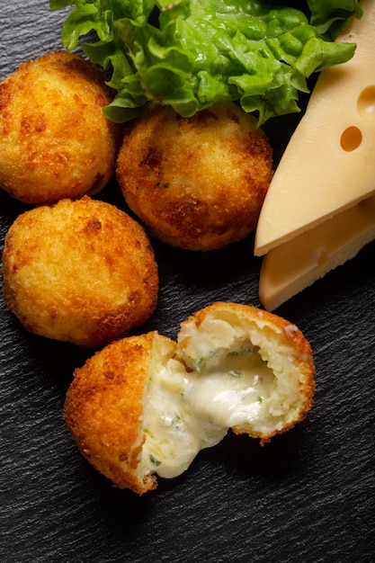 Foto croquetes de comida de ângulo alto e alface