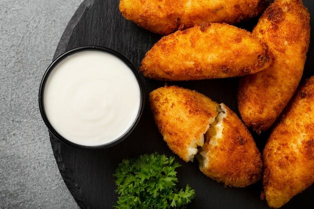 Foto croquetes de comida e arranjo de molhos