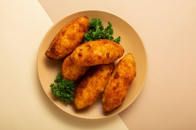 Foto croquetes de comida no prato de cima