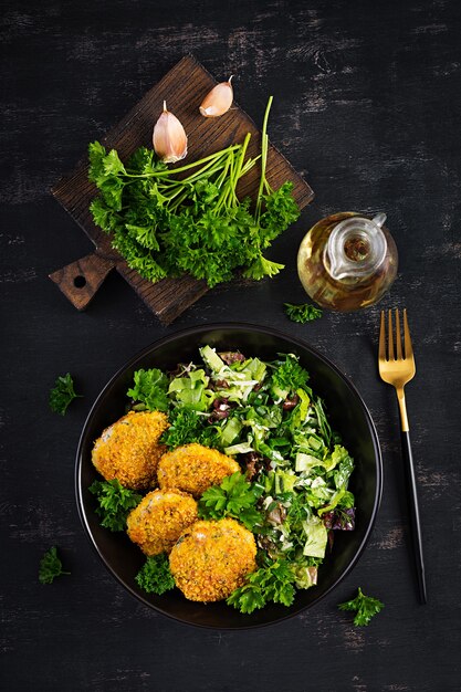 Croquetes de peixes caseiros de peixe branco em mil-folhas empanadas. Bolinhos de bacalhau picado. Almoço ou jantar delicioso e nutritivo. Vista superior, sobrecarga