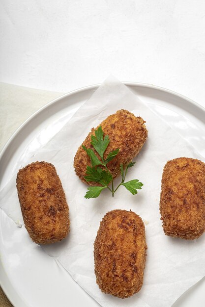 Croquetes de presunto caseiros. Comida típica espanhola