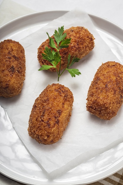 Croquetes de presunto caseiros. Comida típica espanhola