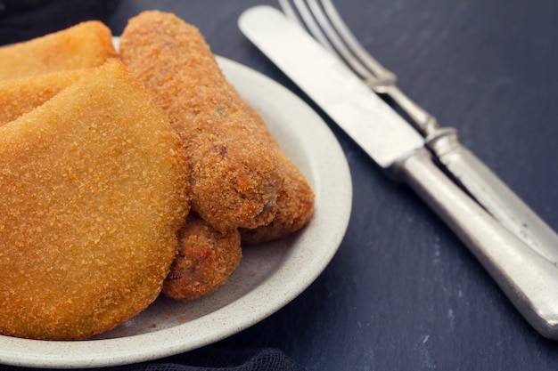 Foto croquetes e rissois de aperitivos portugueses