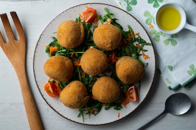 Croquetes espanhóis feitos com molho de bechamel e recheados com polvo Tapa tradicional do norte