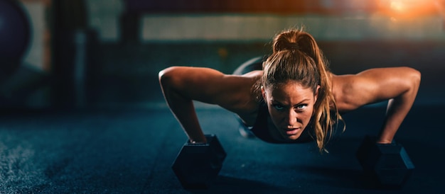 Cross training Jovem mulher se exercitando na academia