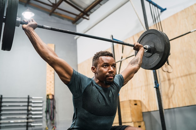 CrossFit atleta haciendo ejercicio con una barra.