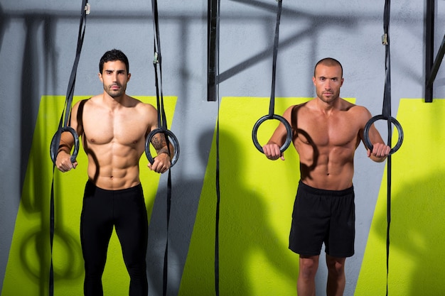Crossfit dip ring dos hombres entrenamiento en el gimnasio
