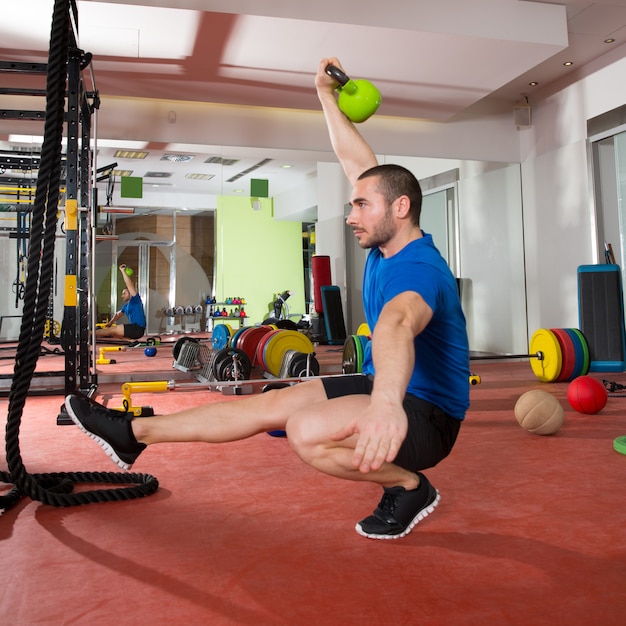 Crossfit fitness hombre equilibrio Kettlebells con una pierna