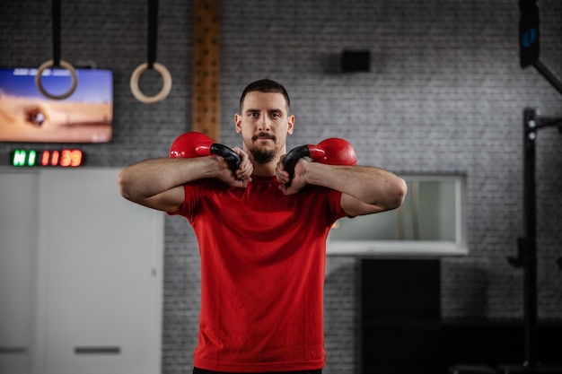 Crossfit-Training mit Kettlebell-Heben