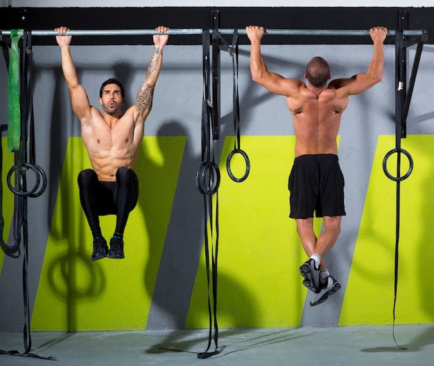 Crossfit-zehen, um herren-pull-ups 2 bars zu trainieren