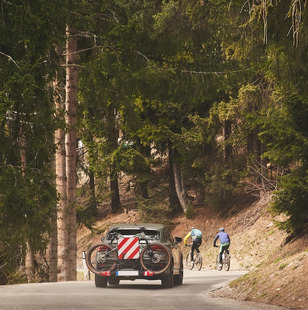 Crossover-SUV-Auto mit zwei Mountainbikes auf einem Gepäckträger