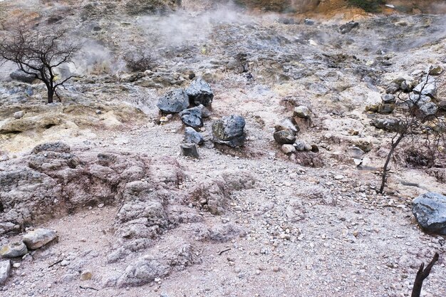 Crostas sulfúricas cobrindo a cratera ativa em Sikidang, no planalto de Dieng, 10 de dezembro de 2023