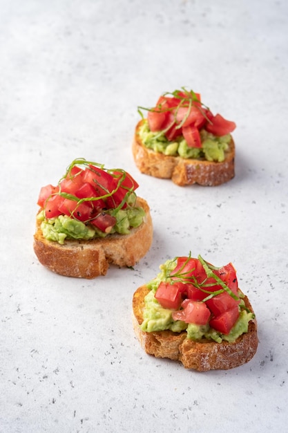 Crostini de aguacate y tomate