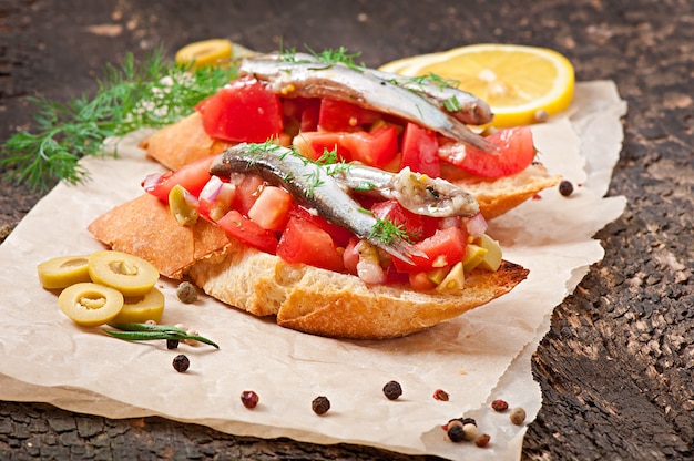 Crostini con anchoas, aceitunas y tomates secados al sol