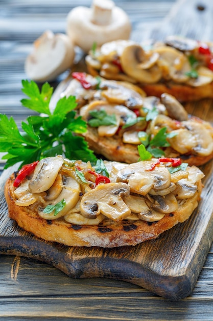 Crostini con berenjenas al horno pimientos y cebollas