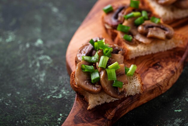 Crostini com cogumelos e cebola verde.