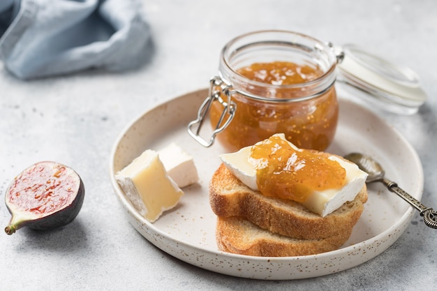 Crostini com geléia de figo e queijo brie servido em prato de cerâmica Cozinha francesa Delicioso café da manhã