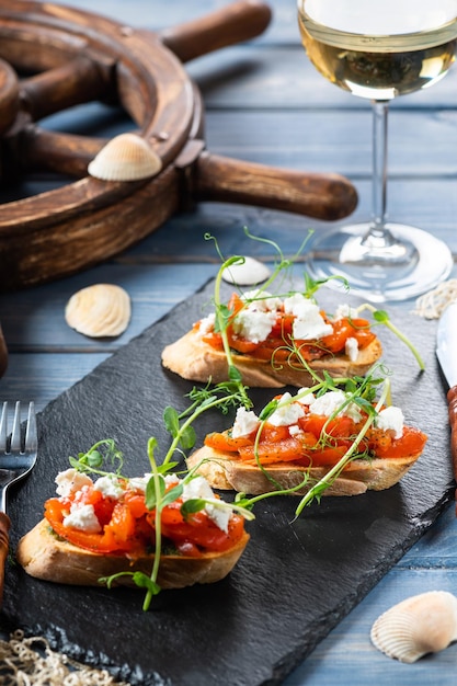 Crostini com pimenta vermelha assada e feta-2