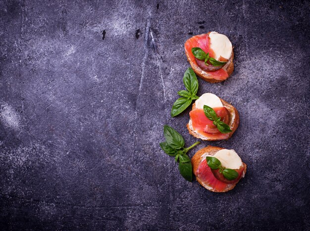 Crostini com salmão, mozarella, tomate e manjericão. Entrada ou aperitivo italiano