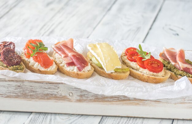 Crostini con diferentes ingredientes.