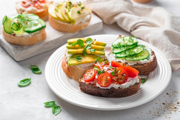 Crostini fresco en pan de centeno y trigo con verduras y frutas Vista lateral