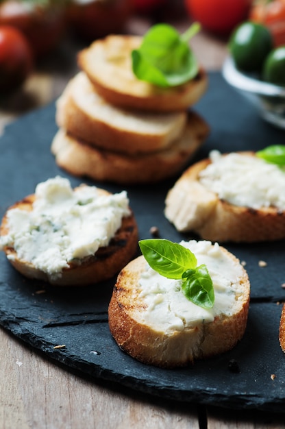 Crostini italiano con gorgonzola