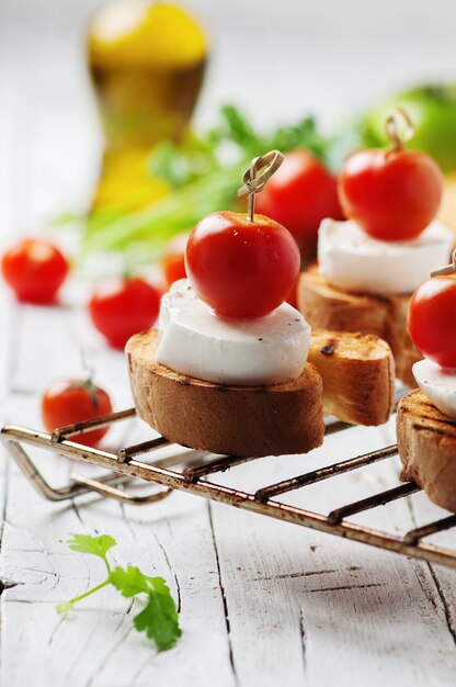 Crostini italiano con mozzarella y tomate