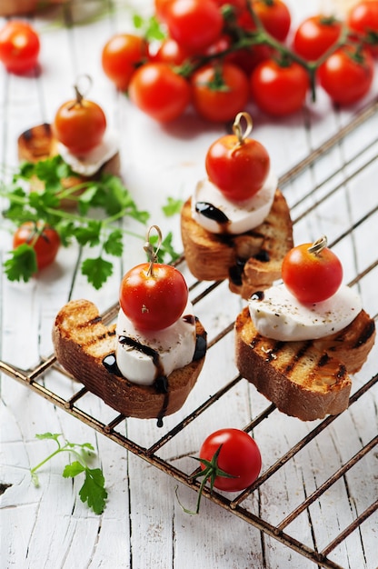 Crostini italiano con mozzarella y tomate