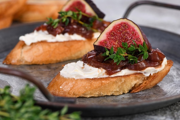 Crostini con mermelada de cebolla higos y queso