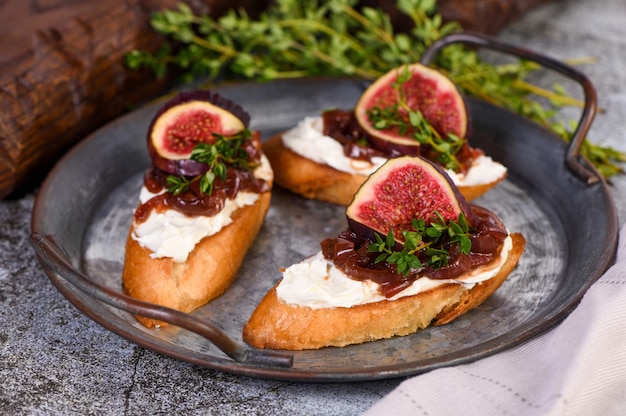 Crostini con mermelada de cebolla higos y queso