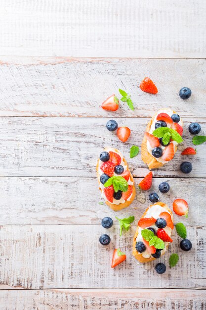 Crostini mit gegrilltem Baguette, Frischkäse und Beeren